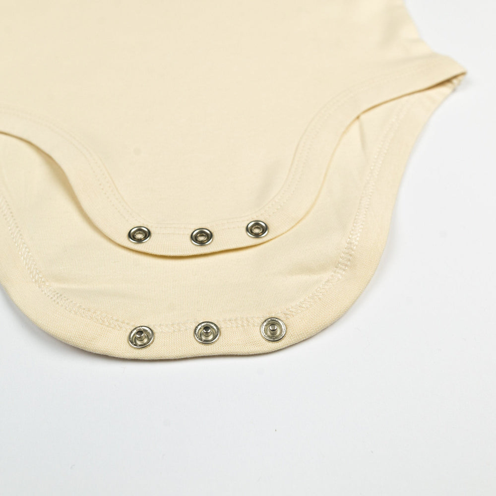 
                  
                    Baby Body aus Bio Baumwolle mit - Es ist ein Baby - Druck aus flauschigem Flock, unisex babykleidung, Strampler baby Geschenk Geburt, Natur
                  
                
