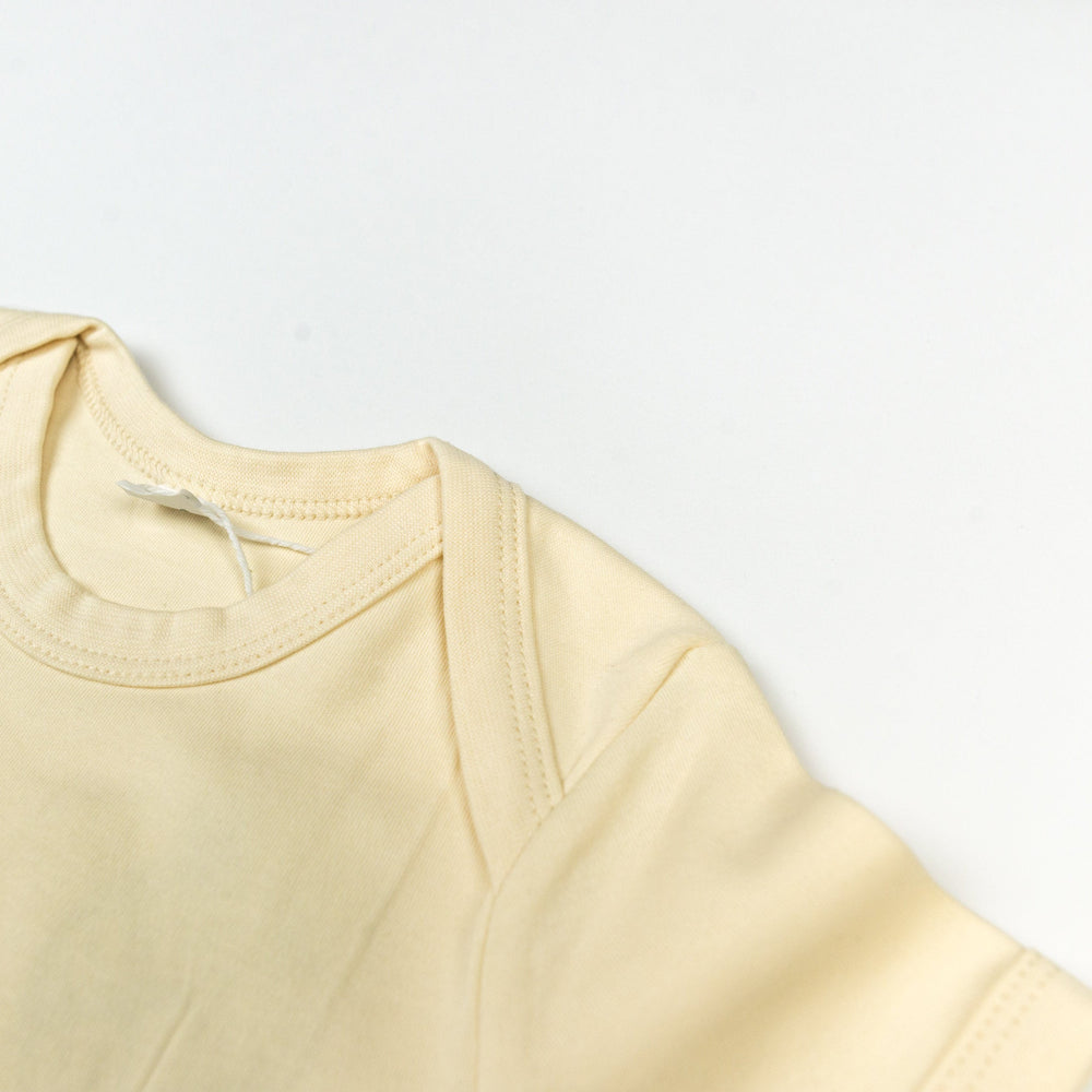 
                  
                    Baby Body aus Bio Baumwolle mit - Es ist ein Baby - Druck aus flauschigem Flock, unisex babykleidung, Strampler baby Geschenk Geburt, Natur
                  
                