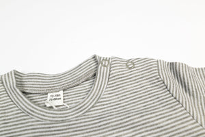 
            
                Laden Sie das Bild in den Galerie-Viewer, Gestreiftes Baby Shirt aus Bio Baumwolle
            
        