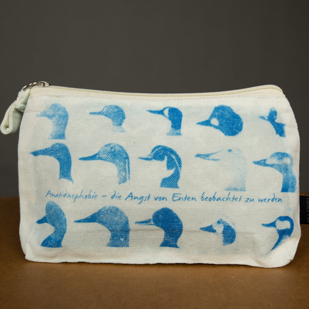 
                  
                    Angst vor Enten Kosmetiktasche, Schminktasche, Stiftemäppchen, MakeUp Etui mit Reissverschluss aus Baumwolle in beige inkodye UNIKAT
                  
                