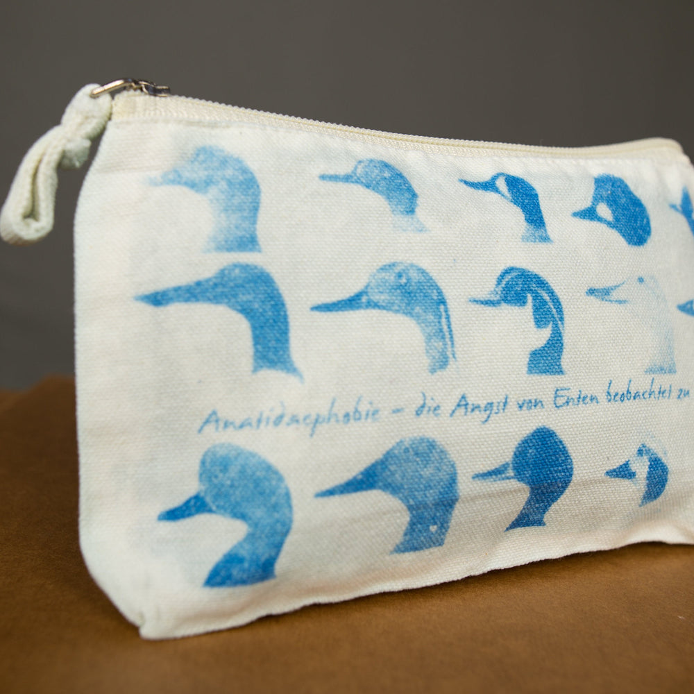 
                  
                    Angst vor Enten Kosmetiktasche, Schminktasche, Stiftemäppchen, MakeUp Etui mit Reissverschluss aus Baumwolle in beige inkodye UNIKAT
                  
                