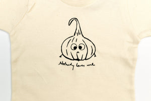 
            
                Load image into Gallery viewer, Baby T-Shirt aus Bio Baumwolle mit niedlichem Knoblauch Aufdruck
            
        