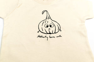 
            
                Load image into Gallery viewer, Baby T-Shirt aus Bio Baumwolle mit niedlichem Knoblauch Aufdruck
            
        