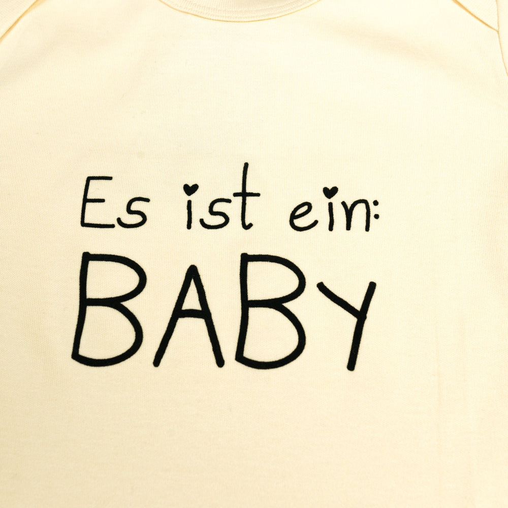 
                  
                    Baby Body aus Bio Baumwolle mit - Es ist ein Baby - Druck aus flauschigem Flock, unisex babykleidung, Strampler baby Geschenk Geburt, Natur
                  
                