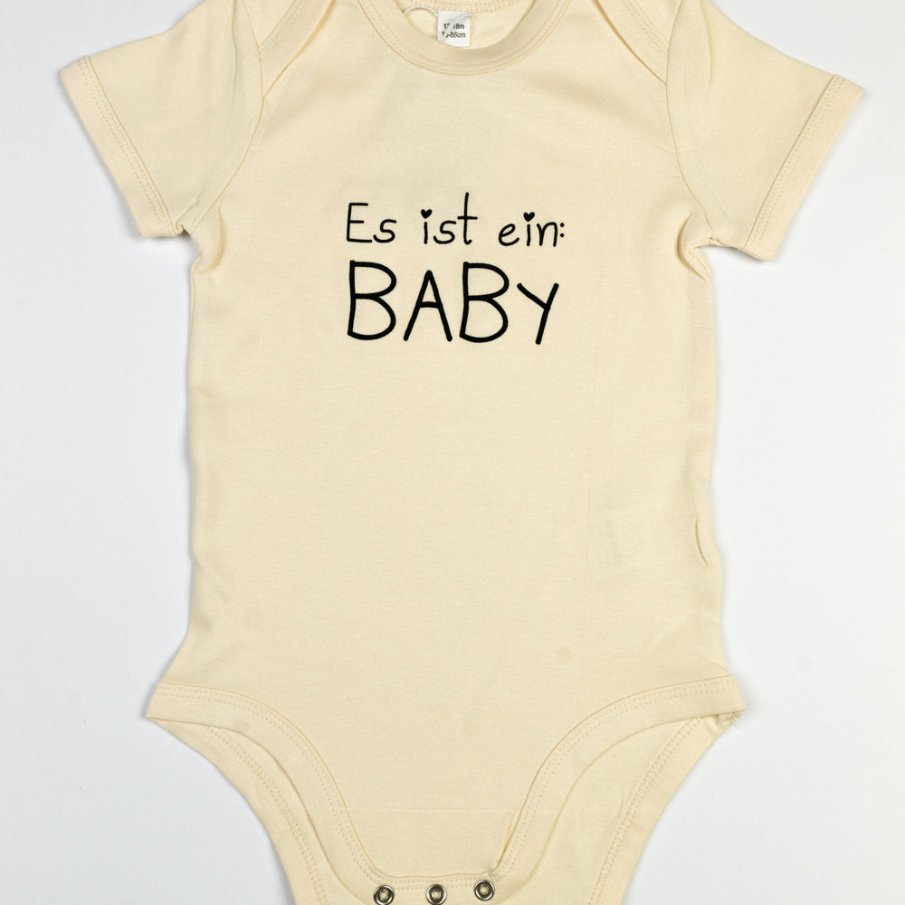 
                  
                    Baby Body aus Bio Baumwolle mit - Es ist ein Baby - Druck aus flauschigem Flock, unisex babykleidung, Strampler baby Geschenk Geburt, Natur
                  
                