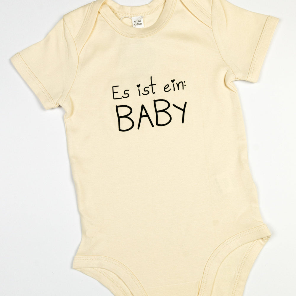 
                  
                    Baby Body aus Bio Baumwolle mit - Es ist ein Baby - Druck aus flauschigem Flock, unisex babykleidung, Strampler baby Geschenk Geburt, Natur
                  
                