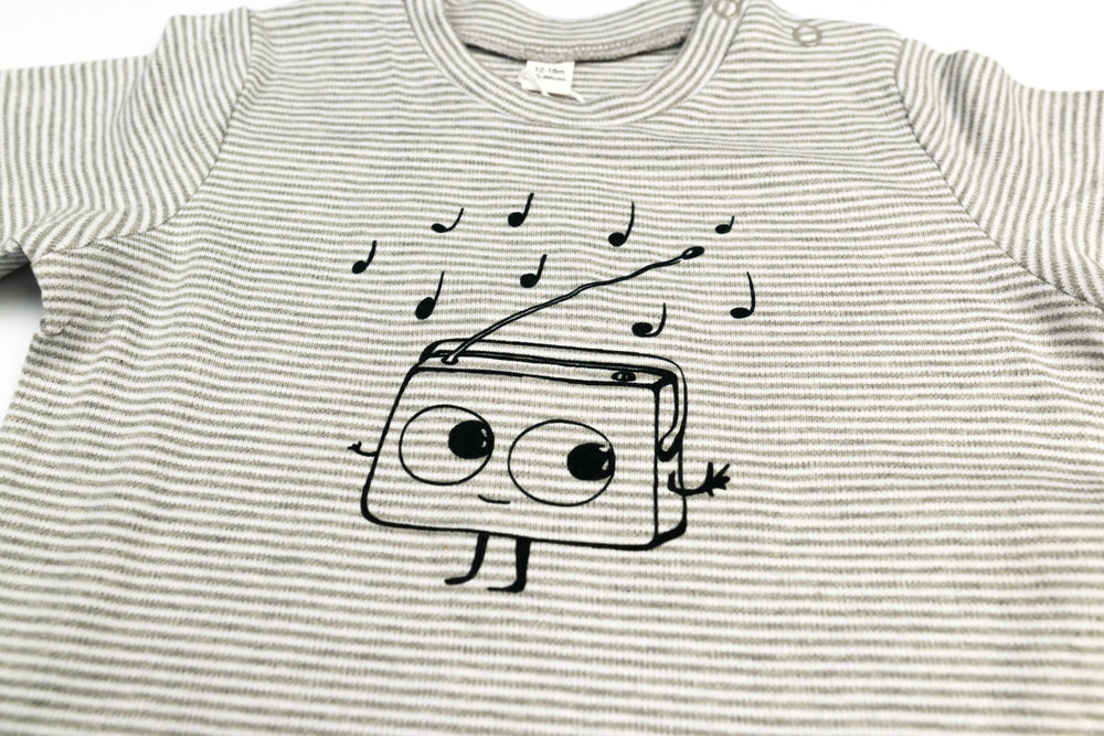 
            
                Laden Sie das Bild in den Galerie-Viewer, Gestreiftes Baby Shirt aus Bio Baumwolle
            
        