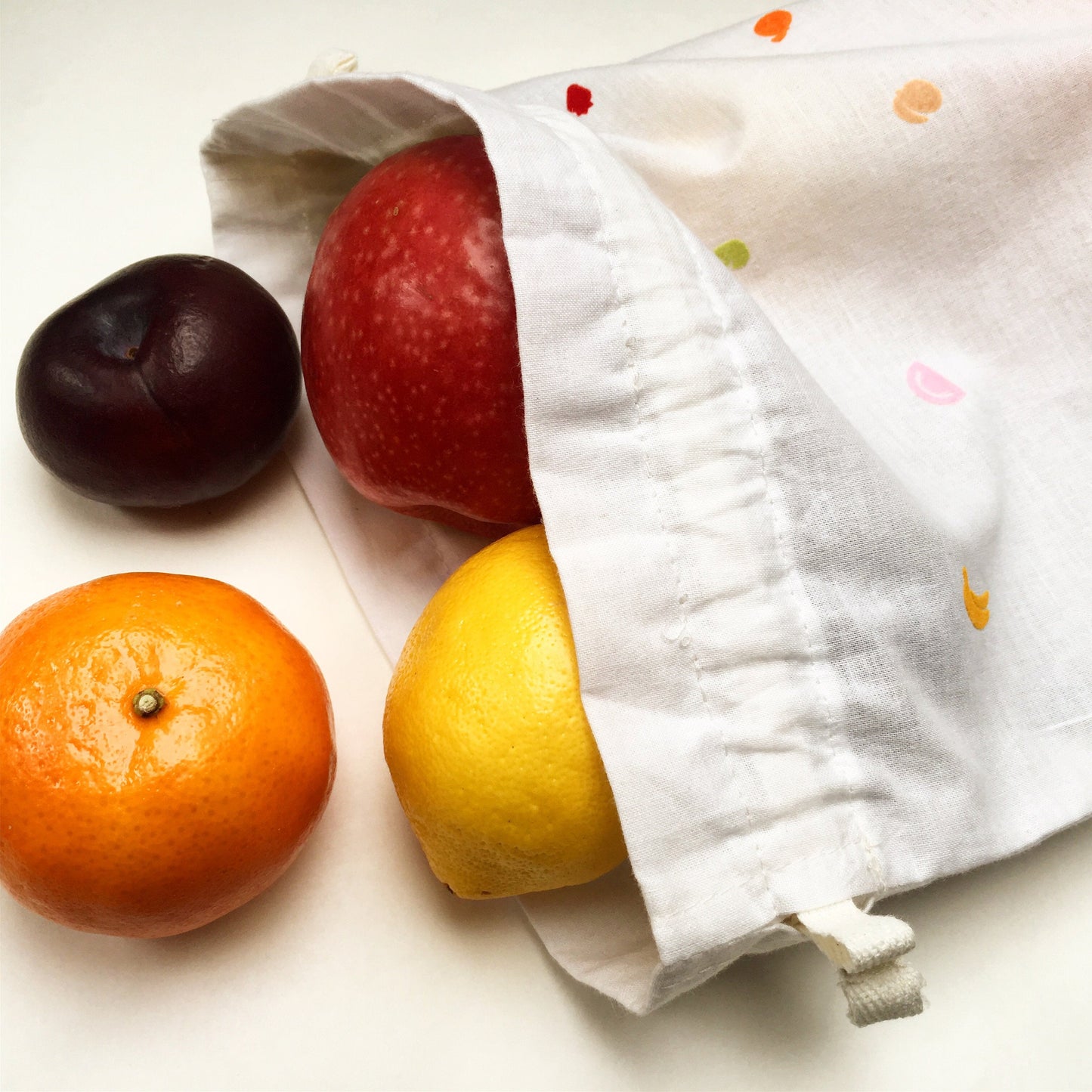 Beutel für Obst oder Gemüse, wiederverwendbar aus Biobaumwolle für den Plastik freien Einkauf, Handbedruckt mit Früchte Motiv