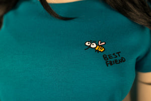 
            
                Load image into Gallery viewer, T-Shirt für Frauen mit Biene, lustiges beste Freunde Motiv Bio Shirt, Motiv aus Flock Farbe petrol + weitere Farben
            
        