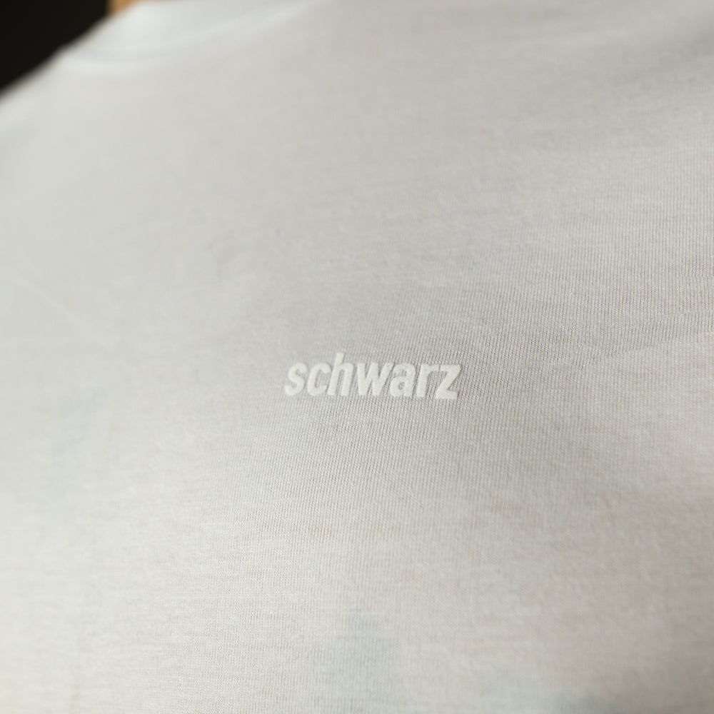 
                  
                    Schwarzes T-Shirt für Männer aus Biobaumwolle mit minimalistischem Brustlogo aus Flock in weiss motto shirt
                  
                