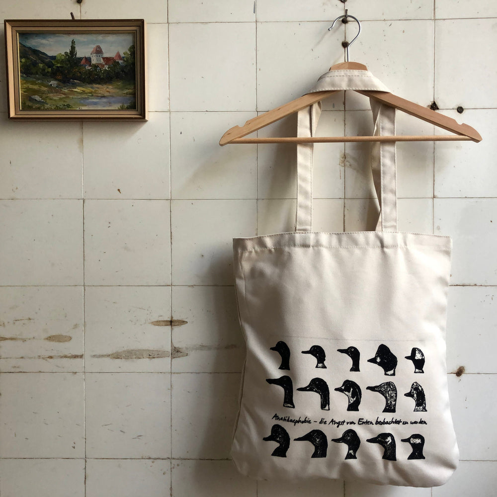 
                  
                    Stabile Einkaufstasche in beige mit Entenphobie Motiv super fürs Shopping - schicke Tasche mit Enten für den Frühling Bio Jutebeutel Beutel
                  
                