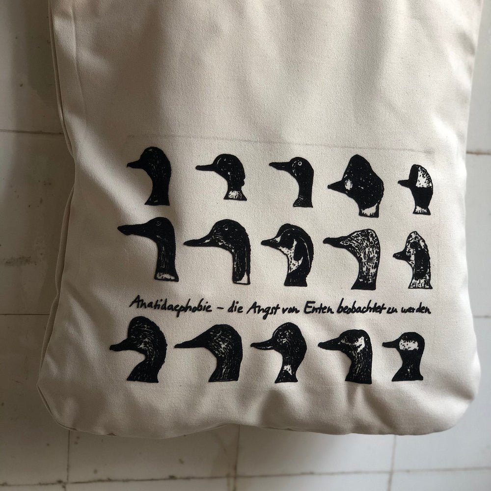 
                  
                    Stabile Einkaufstasche in beige mit Entenphobie Motiv super fürs Shopping - schicke Tasche mit Enten für den Frühling Bio Jutebeutel Beutel
                  
                