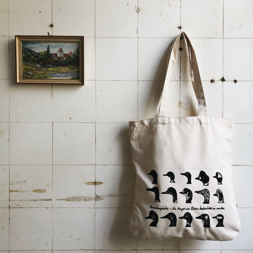 
                  
                    Stabile Einkaufstasche in beige mit Entenphobie Motiv super fürs Shopping - schicke Tasche mit Enten für den Frühling Bio Jutebeutel Beutel
                  
                