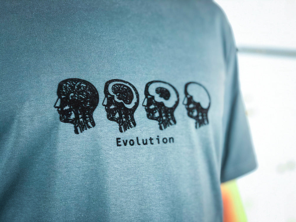 
            
                Load image into Gallery viewer, Evolution Männer T-Shirt Bio Shirt petrol blau mit lustigem Druck Motiv aus Flock Gehirn Evolution Männer Geschenk + weitere Farben
            
        