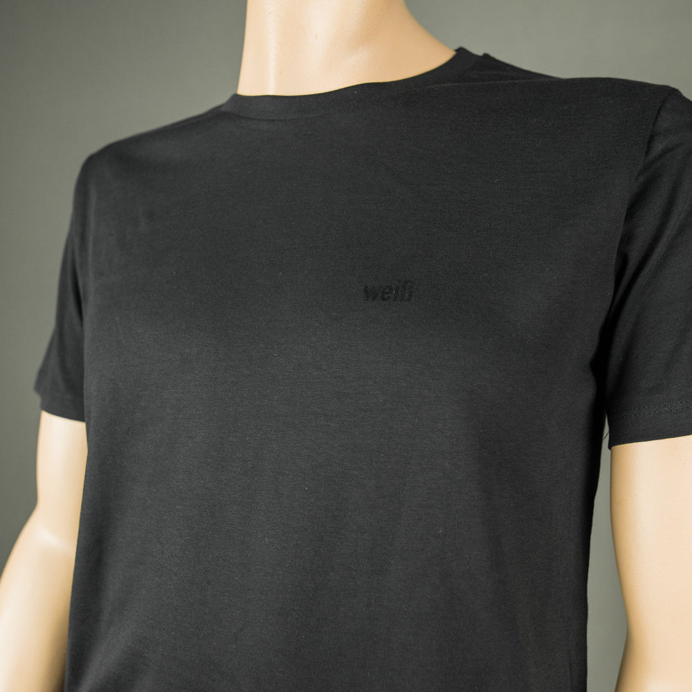 
                  
                    Weisses T-Shirt für Männer aus Biobaumwolle mit minimalistischem Brustlogo aus Flock schwarz
                  
                