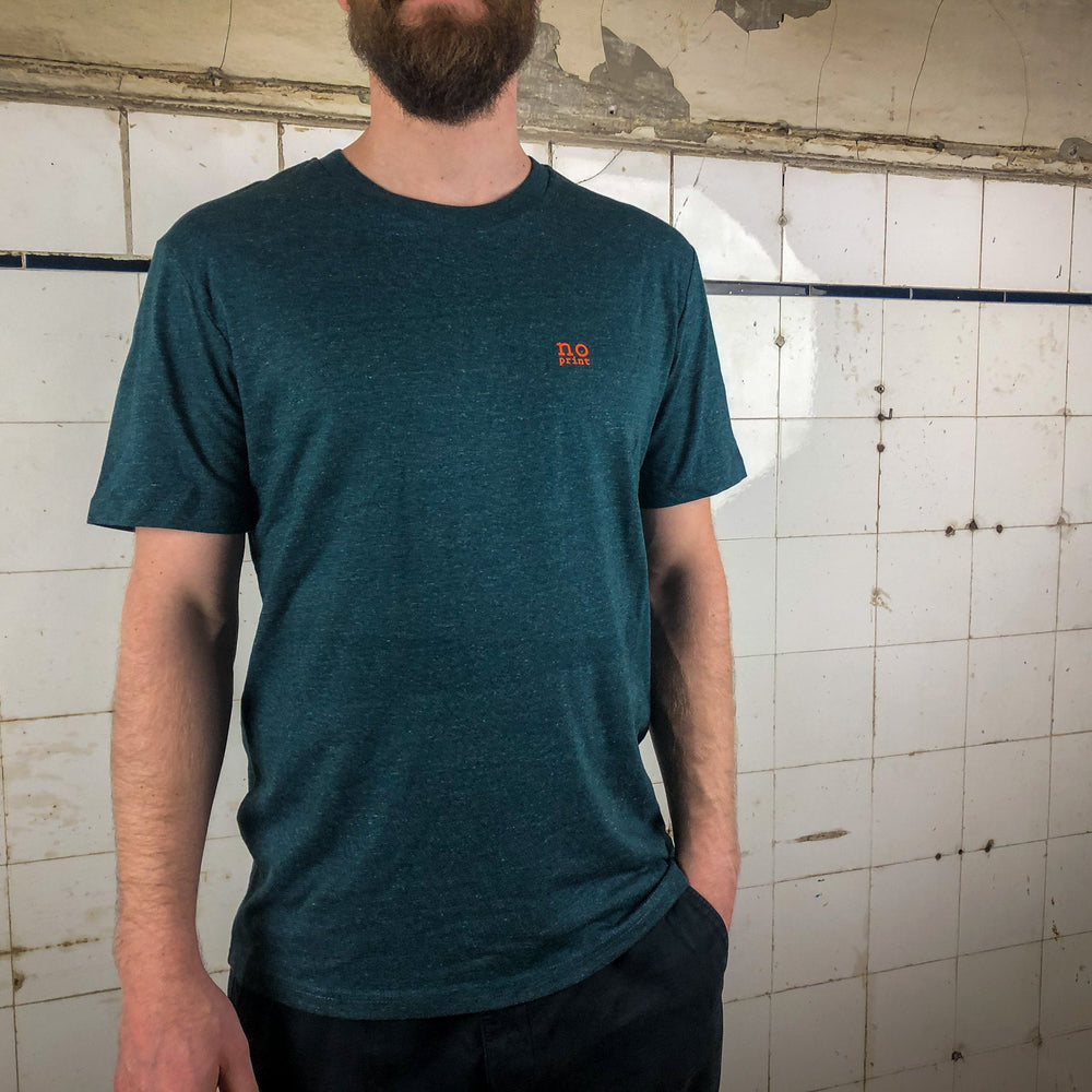 
                  
                    T-Shirt für Männer aus Biobaumwolle mit no print Brustlogo aus Flock grün petrol meliert
                  
                