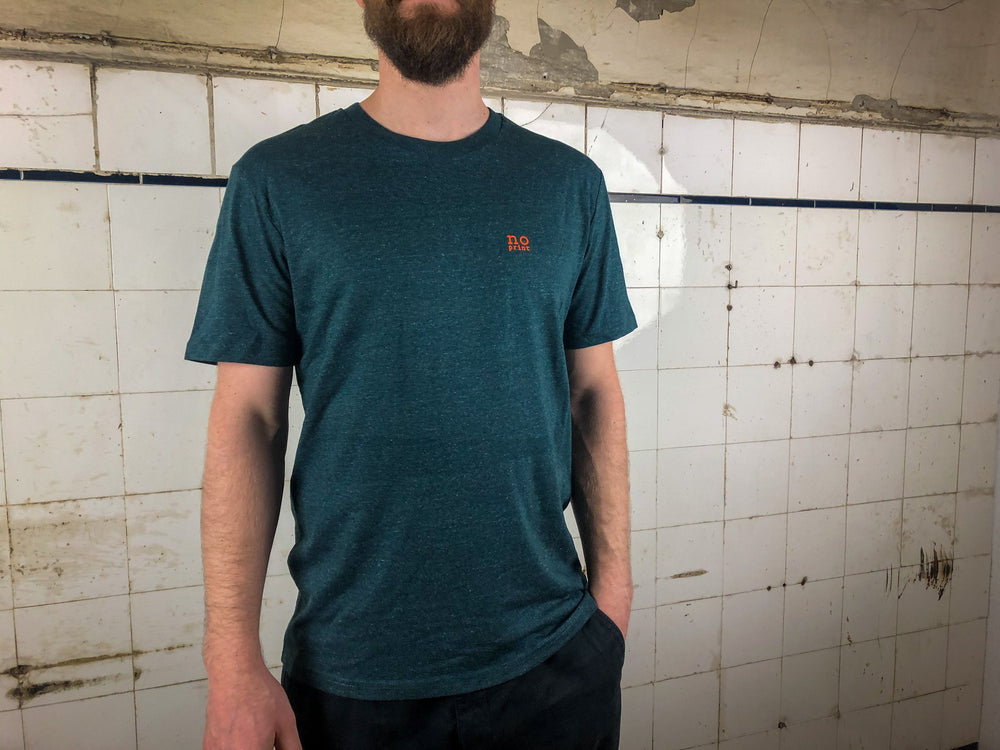 
            
                Load image into Gallery viewer, T-Shirt für Männer aus Biobaumwolle mit no print Brustlogo aus Flock grün petrol meliert
            
        