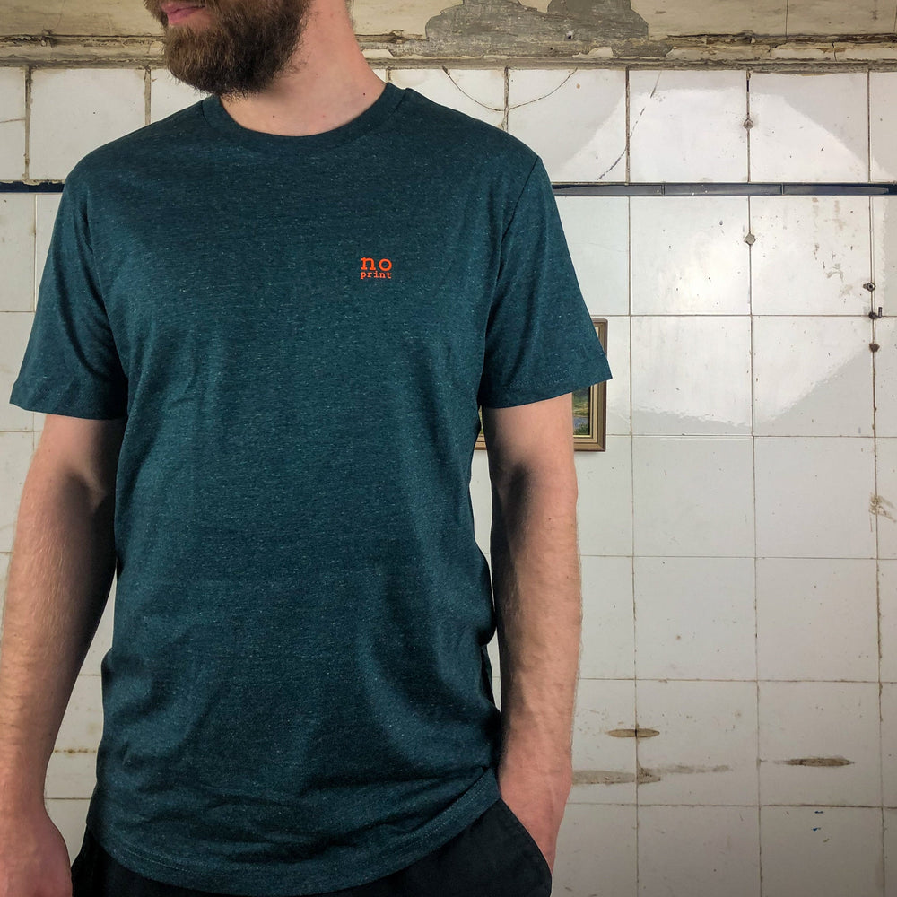 
                  
                    T-Shirt für Männer aus Biobaumwolle mit no print Brustlogo aus Flock grün petrol meliert
                  
                