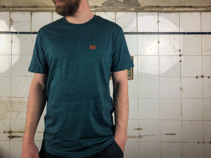 
            
                Load image into Gallery viewer, T-Shirt für Männer aus Biobaumwolle mit no print Brustlogo aus Flock grün petrol meliert
            
        