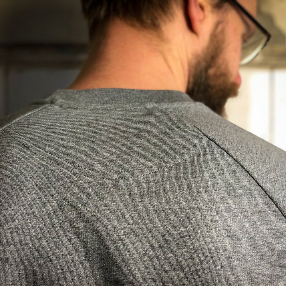 
                  
                    Dagegen Sweatshirt für Männer in grau aus Biobaumwolle mit lustigem Brustlogo aus Flock
                  
                