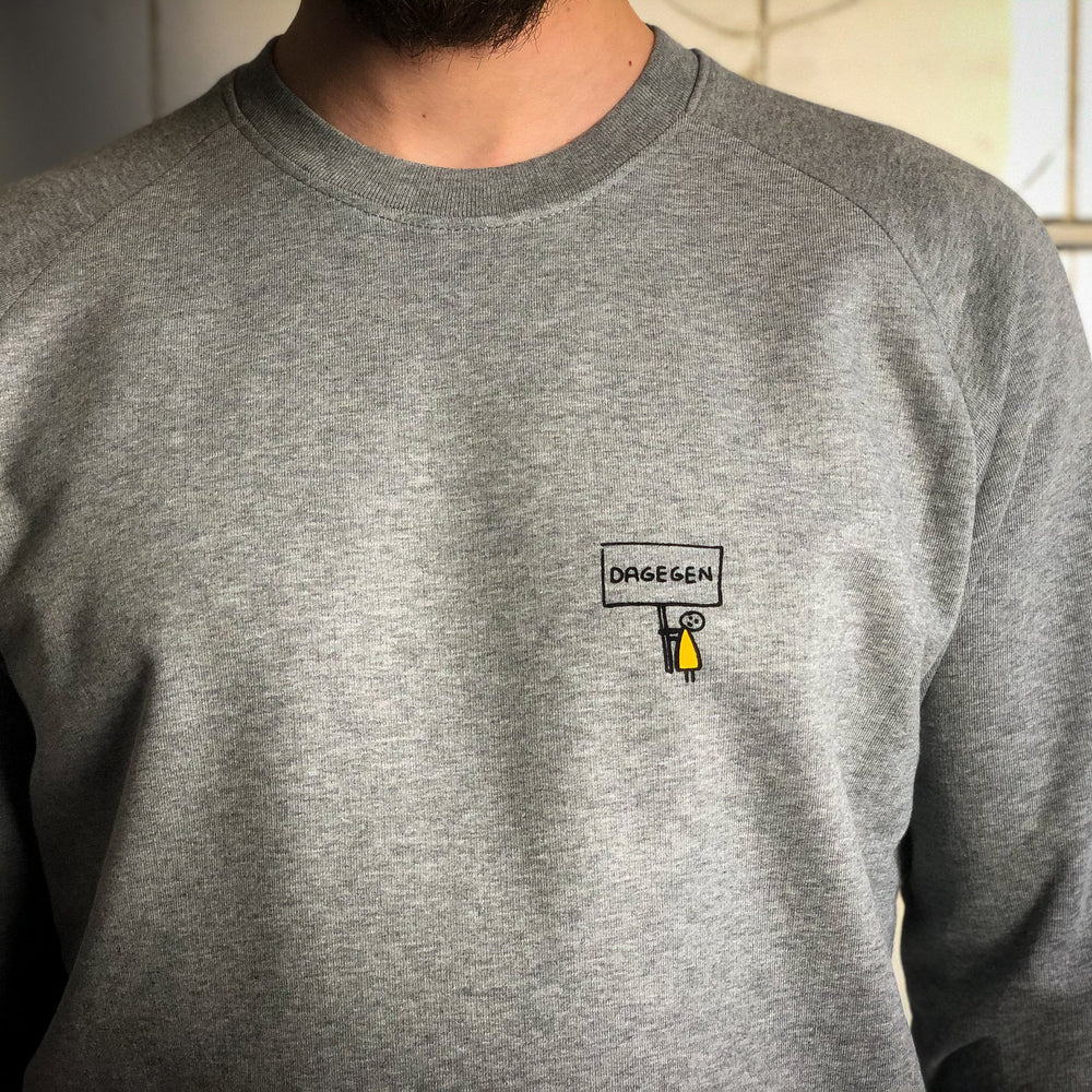 Dagegen Sweatshirt für Männer in grau aus Biobaumwolle mit lustigem Brustlogo aus Flock
