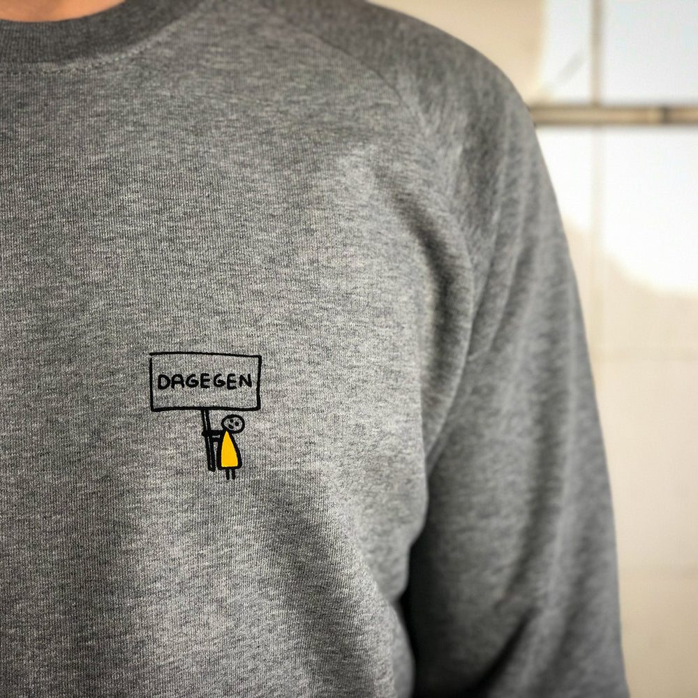 
                  
                    Dagegen Sweatshirt für Männer in grau aus Biobaumwolle mit lustigem Brustlogo aus Flock
                  
                