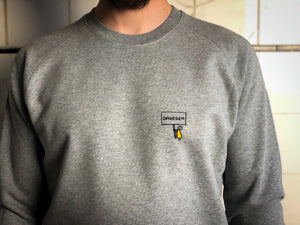 Dagegen Sweatshirt für Männer in grau aus Biobaumwolle mit lustigem Brustlogo aus Flock
