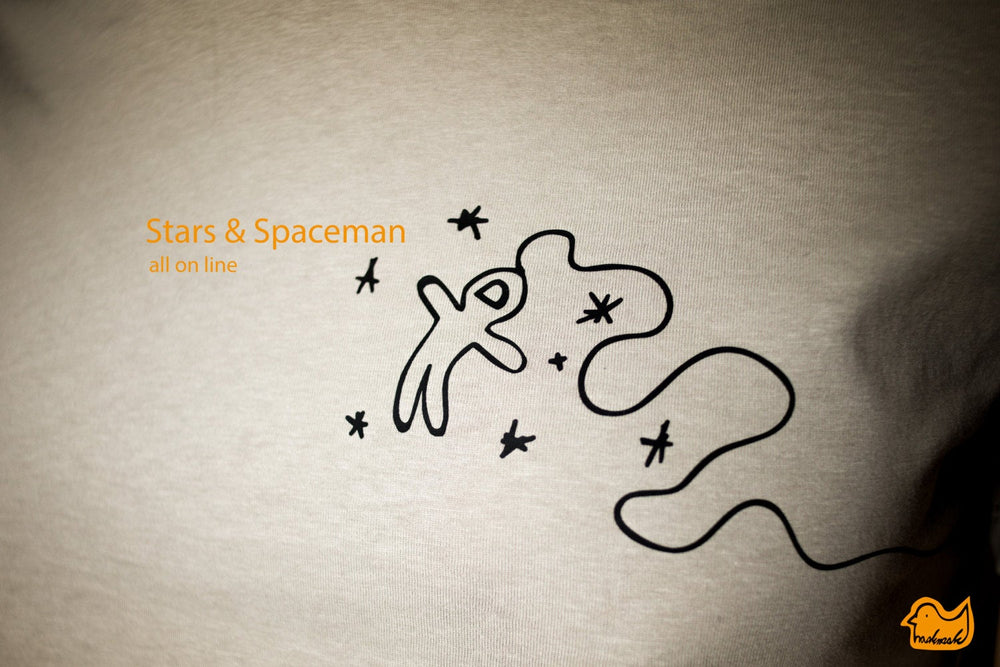 Astronaut im Weltall T-Shirt FAIR WEAR für Männer Farbe Stone und schwarz - Stars and Spaceman von naaknaak aus Biobaumwolle