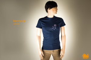 
            
                Load image into Gallery viewer, T-Shirt in dunkelblau für Männer mit flauschigen Motiv - Bermuda Viereck in weiss von naaknaak FAIR WEAR GOTS geometrisches Motiv
            
        