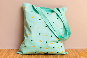 
            
                Load image into Gallery viewer, Fruchtige Strandtasche in Mint mit flauschig gelben Bananen und grünen Äpfeln super fürs Shopping - Einkaufstasche Jutebeutel
            
        