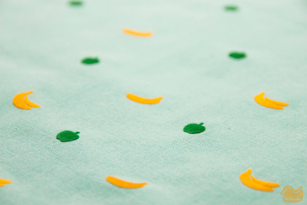 
            
                Load image into Gallery viewer, Fruchtige Strandtasche in Mint mit flauschig gelben Bananen und grünen Äpfeln super fürs Shopping - Einkaufstasche Jutebeutel
            
        